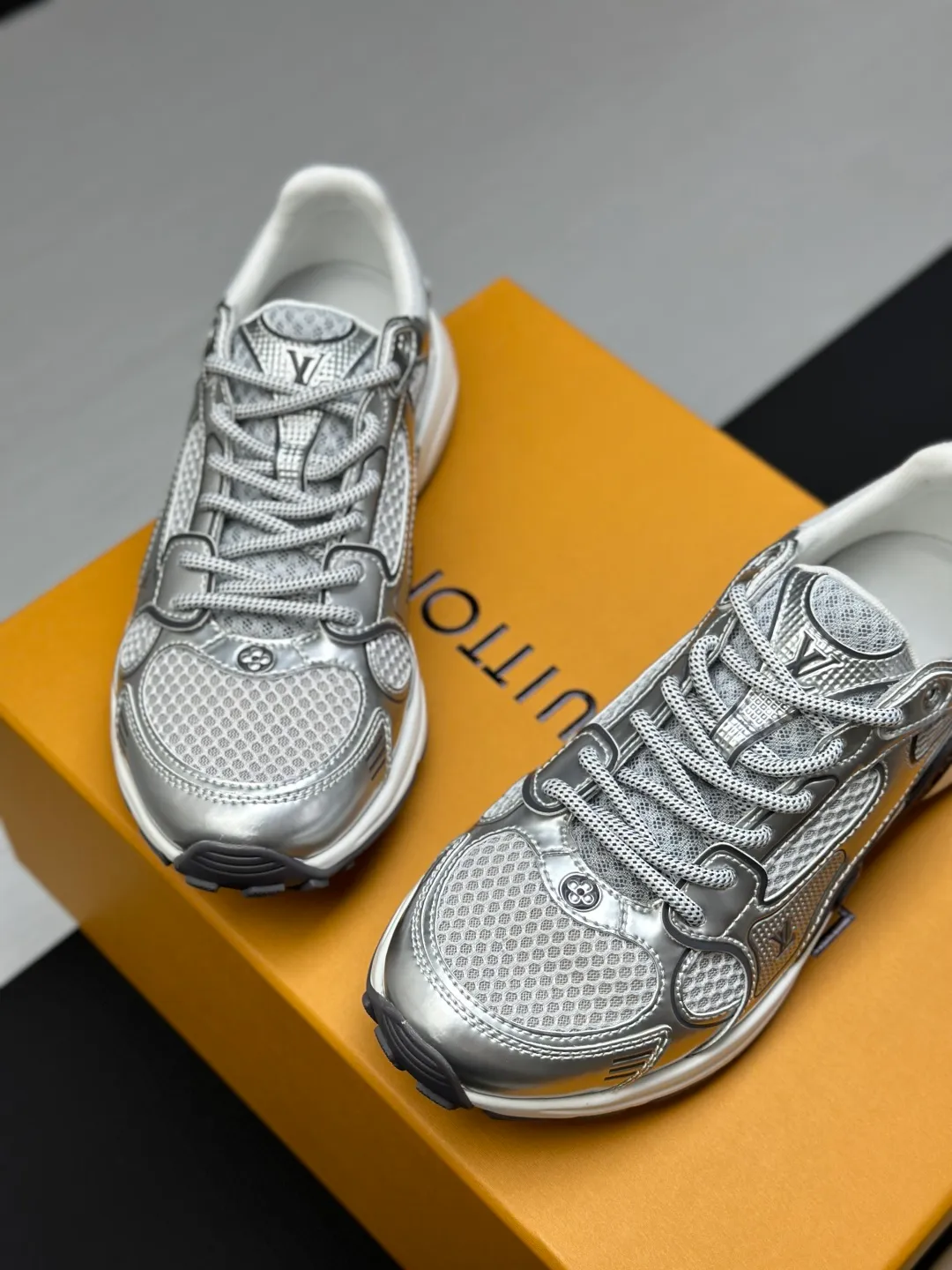 Factory price: 660💰Top version LV-Louis Vuitton-classic catwalk new style original 1:1 developed replica! ! The upper foot is very comfortable. It is made of luxurious materials and fine workmanship. The midsole is printed with English letters "Made in Europe". The upper is made of calfskin imported from Italy. The side is decorated with the brand's LOGO and signature. The latest latex foot pads and mesh lining make the foot feel super comfortable. The original two-color TPU combination outsole is specially provided by the original factory. Bag technology Goodyear stitched edges Fabric: Exclusive custom first-layer cowhide Accessories: Exclusive private model Vuitton logo, lining: Customized silk mesh lining - first-layer silk cowhide lining Outsole: TPU combination outsole wear-resistant, non-slip and anti-yellowing Foot pads: new latex pads-mesh sweat-absorbent Counter technology: fully computerized sewing machine wire drawing Toe box back cover Hot and cold shaping Full set of pull-top last with medium and low logo pattern Counter packaging - Shoelaces, certificates, cards, instructions, certificates of quality, dust bags, the most comprehensive packaging on the entire network, women's models 35-39, men's models 38-46 (38/46 customized, non-refundable!